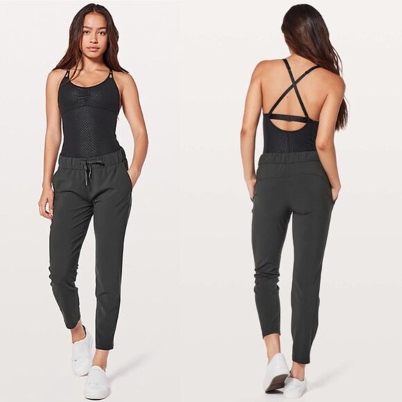 Lululemon Women's The Easy Bodysuit Monochromic Black Emboss Size 4 - Picture 1 of 10
